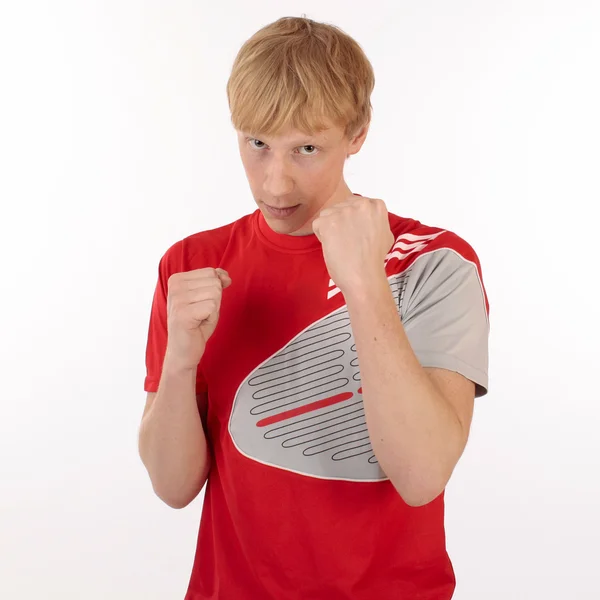 O jovem em uma camiseta vermelha em uma pose de luta — Fotografia de Stock