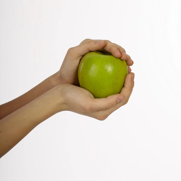 Gran manzana verde en hermosas manos femeninas — Foto de Stock
