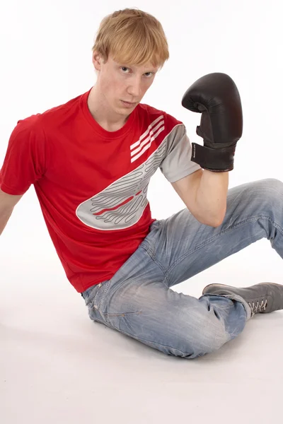 Beyaz arka planda siyah boks eldivenli genç erkek boxer — Stok fotoğraf