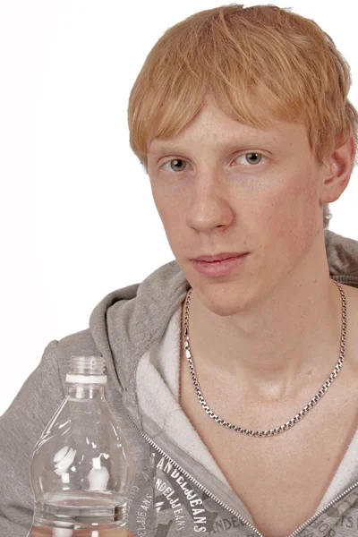 Joven hombre deportivo con estilo con botella de agua sobre fondo blanco —  Fotos de Stock