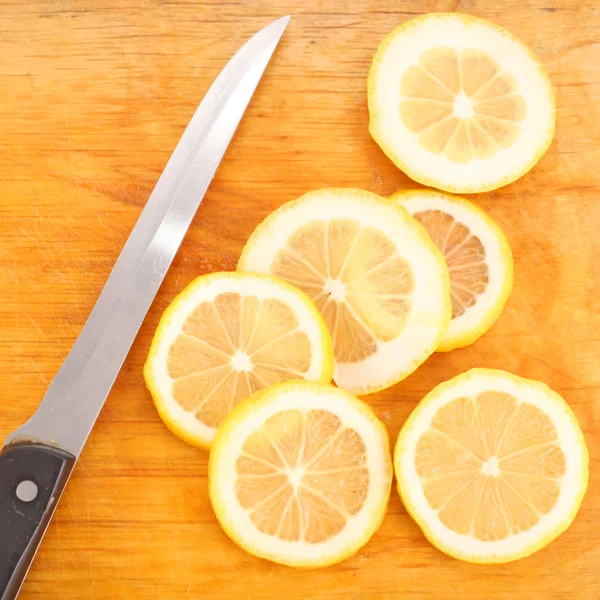 Slices of lemons, citrus on a chopping board — Stock Photo, Image