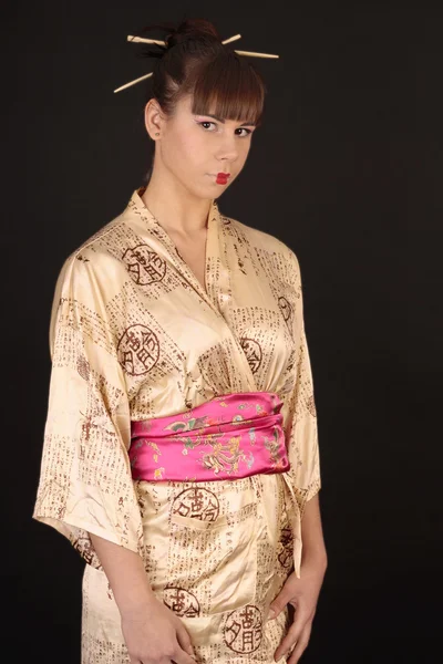 Belle jeune femme geisha en costume asiatique — Photo