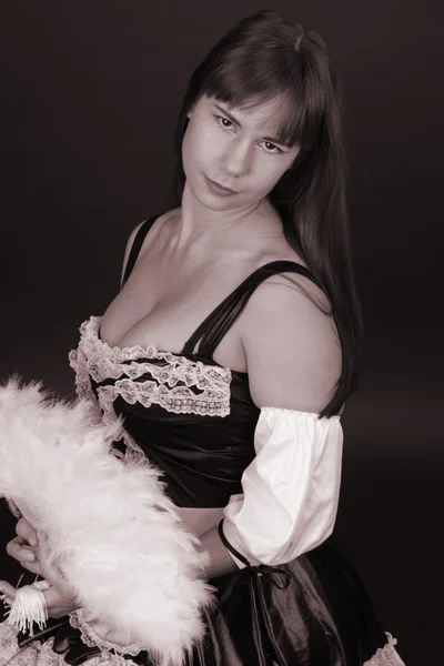 Cameriera sexy con un ventilatore bianco. Bianco e nero retrò — Foto Stock