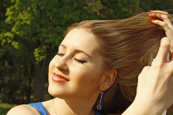 genç kadın saç spreyi ile saç stilleri