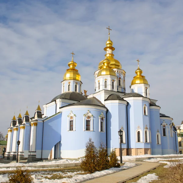 Monasterio de cúpula dorada de San Miguel - famosa iglesia en Kiev, Ucrania — Foto de Stock