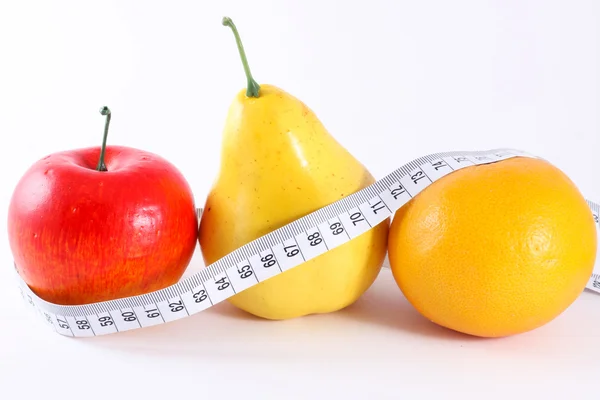 Fruit met een meetlint voor dieet, geïsoleerd op wit — Stockfoto