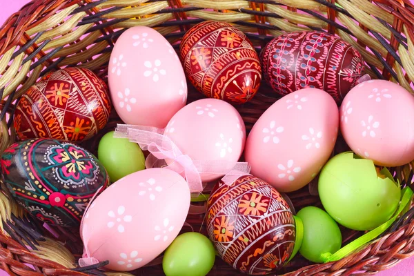 Koš plný velikonočních vajec — Stock fotografie