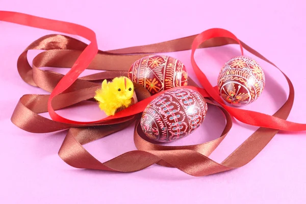 Painted Easter eggs Pysanka and chicken with ribbon — Stock Photo, Image