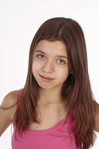 Portret des netten Teenie-Mädchens in rosa Kleidern — Stockfoto