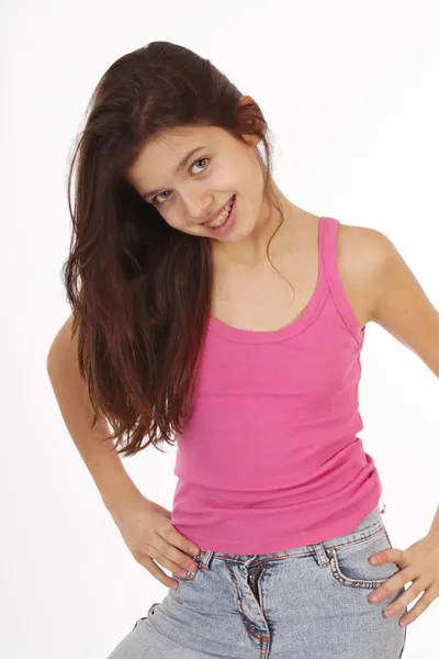 Porträtt av den trevliga tonåring flickan i rosa kläder — ストック写真