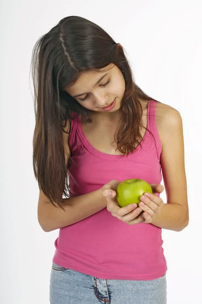 Spokojený úsměv mladá žena Honza zelený čerstvé jablko — Stock fotografie