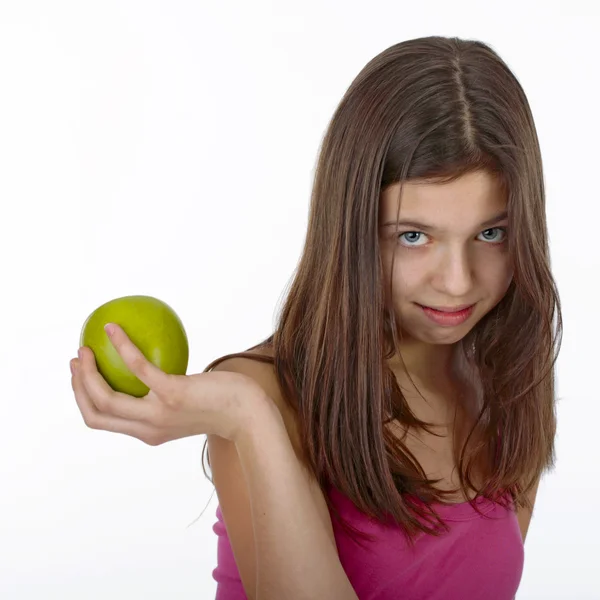 Glada leende ung kvinna rith grönt äpple — Stockfoto