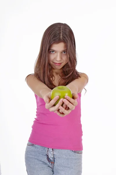 Щаслива усміхнена молода жінка зелене свіже яблуко — стокове фото