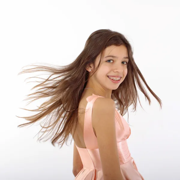 Молодая красивая девушка-подросток с трепещущими волосами, изолированная — стоковое фото