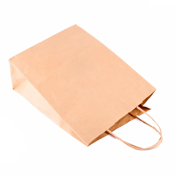 Бежевый бумажный пакет, изолированный на белом — стоковое фото