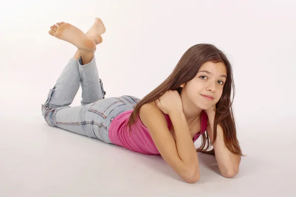 Atractiva adolescente acostada en el suelo, sonrisa feliz — Foto de Stock
