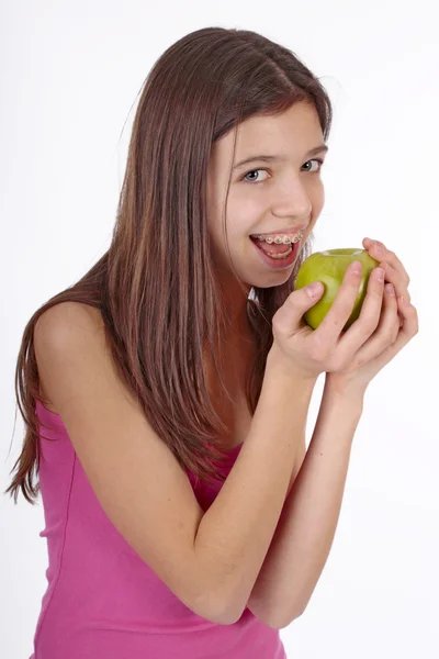 Menina bonita com boca aberta comer maçã madura verde — Fotografia de Stock