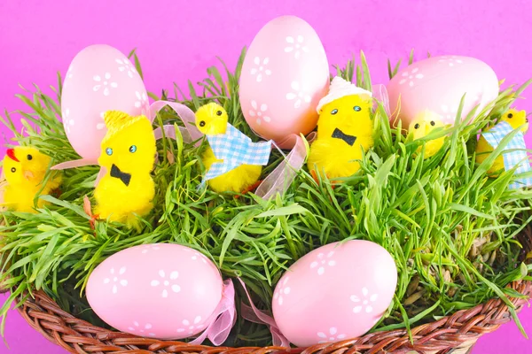 Hermosa cesta de Pascua con pollo y decorado —  Fotos de Stock