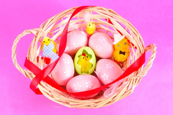 Easter basket filled with eggs and with chicken — Stock Photo, Image