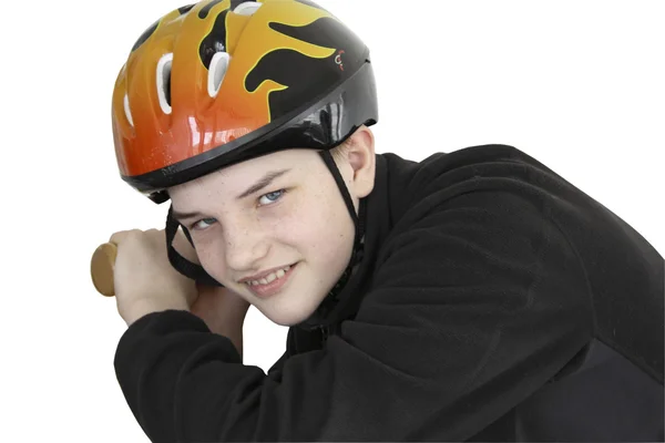De jongen, de tiener in een helm met een vleermuis op een witte achtergrond Stockafbeelding