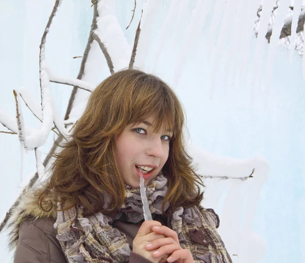 Güzel bir kız ile bir buz saçağı — Stok fotoğraf