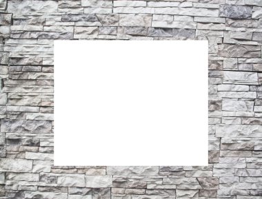 Beyaz pencereli bir taş duvar