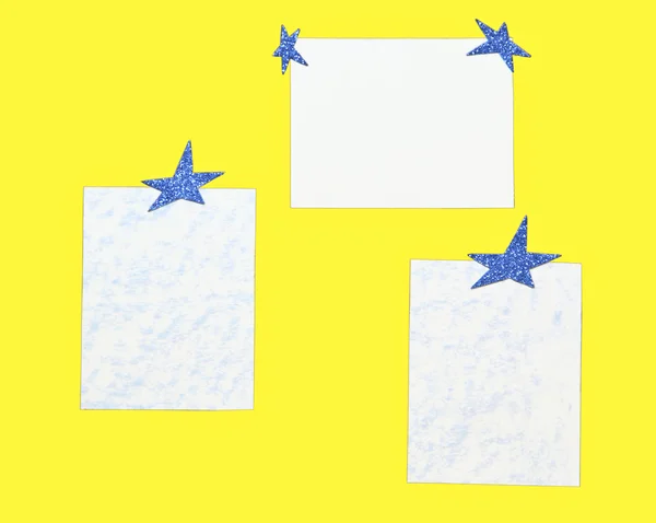 Arkusze papieru z gwiazd na tle yeloow — Zdjęcie stockowe