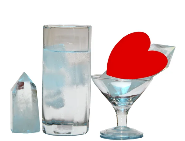 Ein Glas Wasser mit Eiswürfeln, ein Kristall und ein Herz — Stockfoto