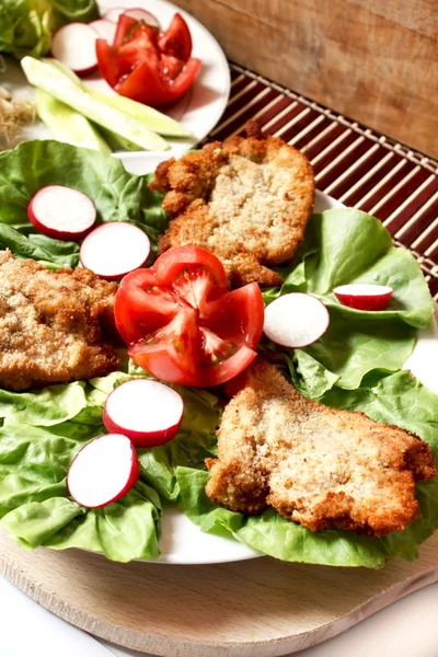 Plateau with schnitzels and vegetables — Stock Photo, Image