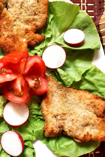 Chicken schnitzel and vegetables — Stock Photo, Image