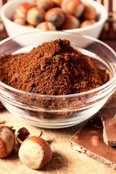 Kakao w proszku i orzechy laskowe — Zdjęcie stockowe