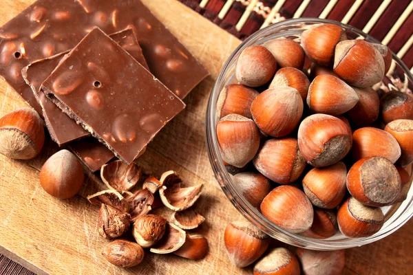 Mísa lískových ořechů a čokolády — Stock fotografie