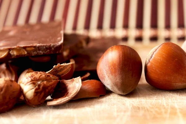 Orzechy laskowe i czekolada — Zdjęcie stockowe