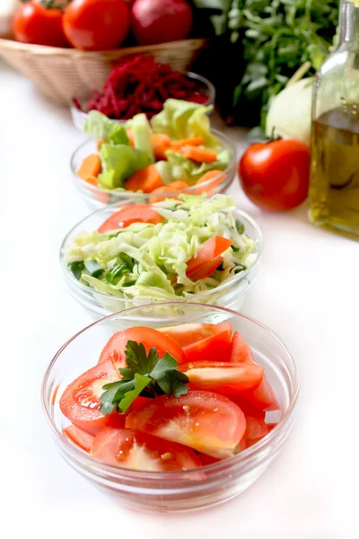 Tigelas com saladas de legumes — Fotografia de Stock