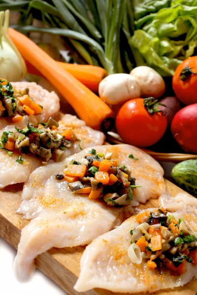 Peito de frango cru preenchido com legumes enfeite — Fotografia de Stock