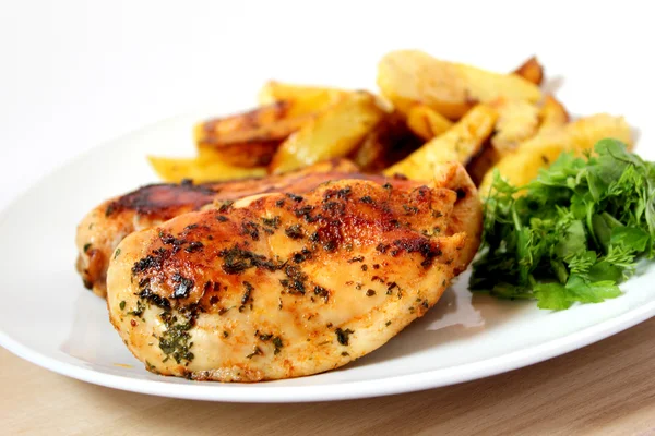 Pollo asado con papas al horno verde —  Fotos de Stock