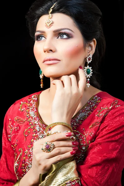 Porträtt av en vacker indisk brud — Stockfoto