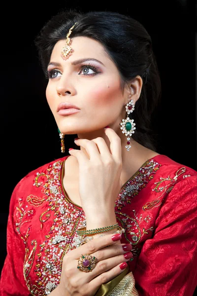 Portret van een mooie Indiase bruid — Stockfoto