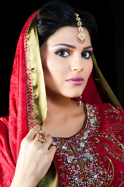 Retrato de uma bela noiva indiana — Fotografia de Stock