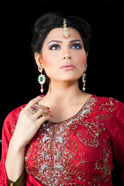 Portret van een mooie Indiase bruid — Stockfoto
