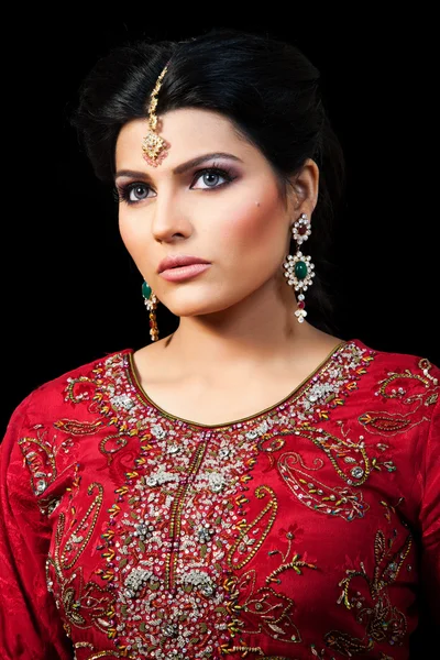 Ritratto di una bella sposa indiana — Foto Stock