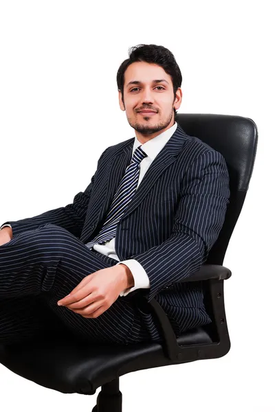 Ofis sandalye üzerinde oturan kendine güvenen iş adamı — Stok fotoğraf