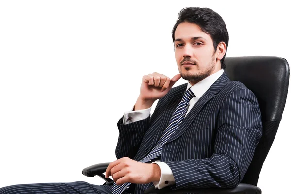 Homem de negócios confiante sentado na cadeira de escritório — Fotografia de Stock