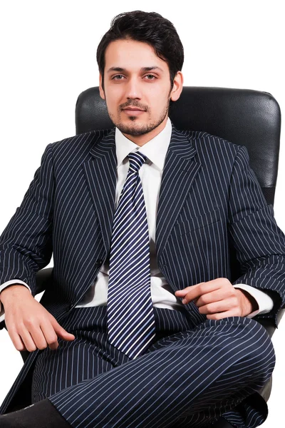 Hombre de negocios seguro sentado en la silla de la oficina —  Fotos de Stock