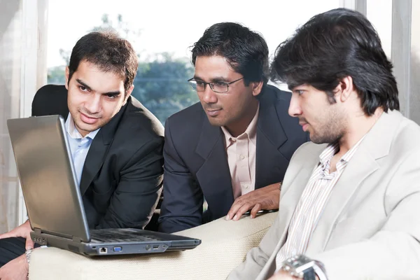 Tres hombres de negocios en reunión — Foto de Stock