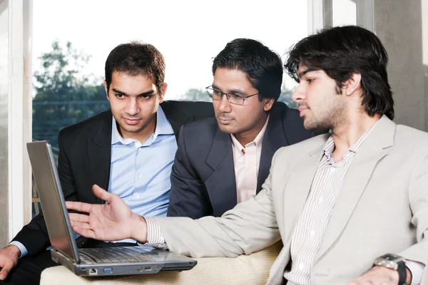 Drie zakenlieden in vergadering — Stockfoto