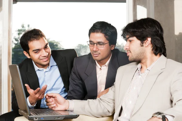Três empresários em reunião — Fotografia de Stock