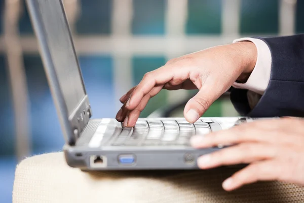 Hands on laptop keyboard — Stock Photo, Image