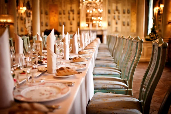 Τραπέζι που σερβίρεται σε ένα εστιατόριο — Φωτογραφία Αρχείου