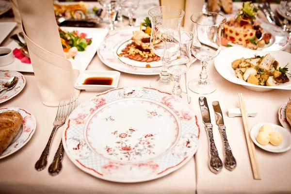 Tisch serviert in einem Restaurant — Stockfoto
